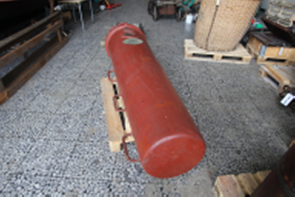 Rørliknende beholder der lokk i enden kunne skrues av. Pasienten ble lagt inn i kammeret (ved trykkfallsyke), trykket ble øket inne i kammeret ved hjelp av trykkluft gjennom ventil i lokket mens en observatør så på pasienten gjennom et lite vindu. Så ble hele kammeret med pasient fraktet til nærmeste sykehus med stort kammer (Bergen eller Horten).