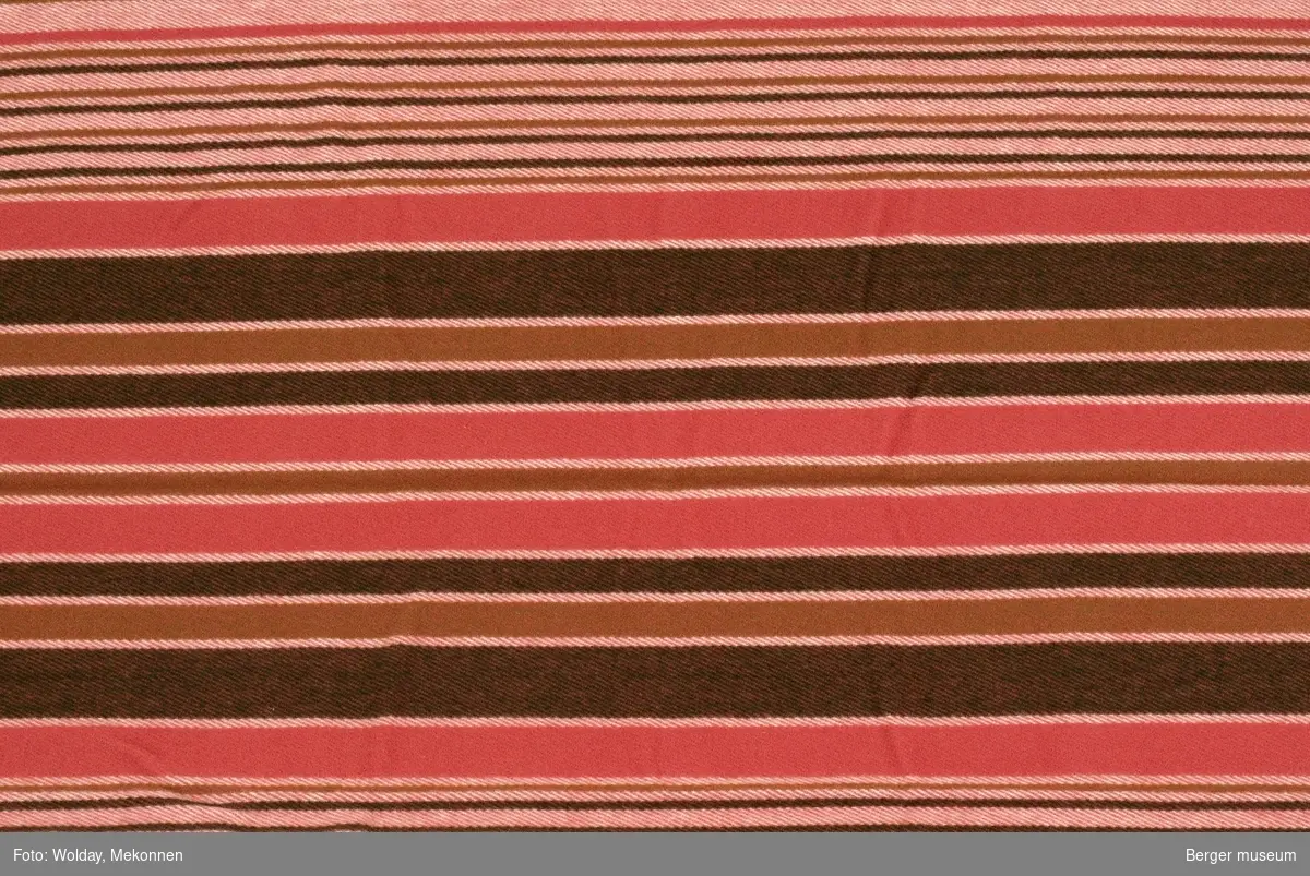 Striper som varierer i bredde. Brede striper inn mot midten og smalere striper ut mot kantene.
Møllsikret