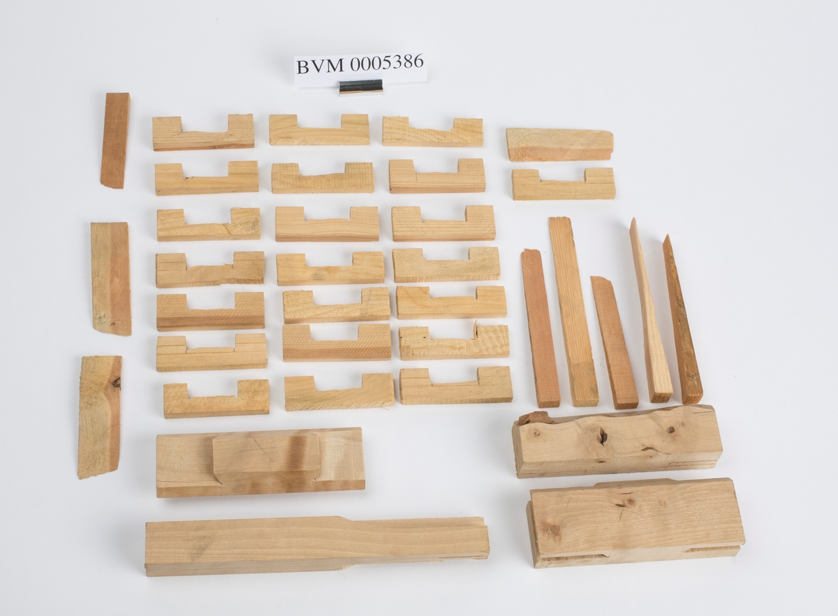 Pose med trestykker av ulik lengde og form funnet sammen med
de øvrige redskapene brukt til trearbeid.