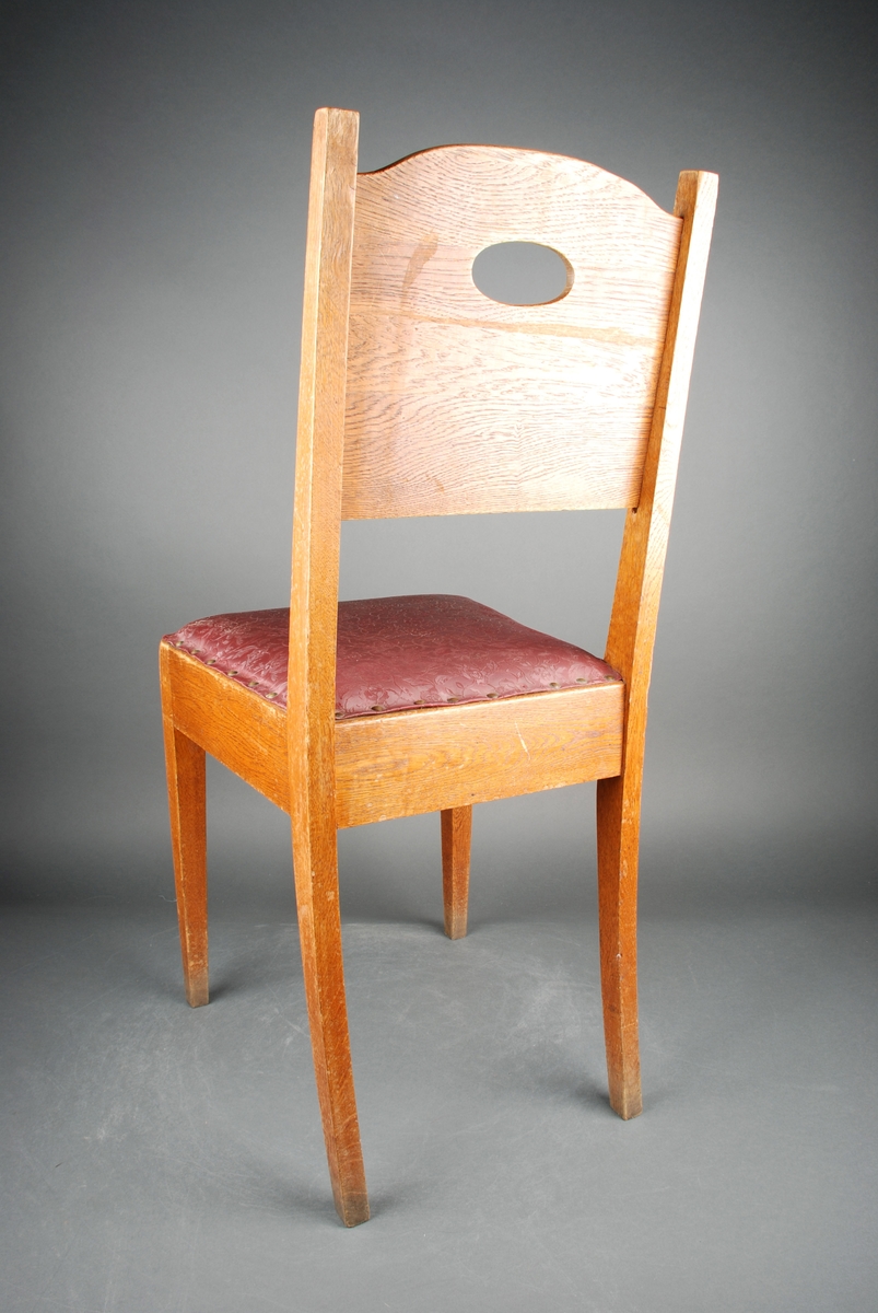 Rank stol med rette framben og lett buede bakben. Brede sarger. Et kvadratisk ryggbrett er falset på plass mellom akterstavene. Ryggbrettet er buet mot toppen og har et hull sentrert mot toppen.
