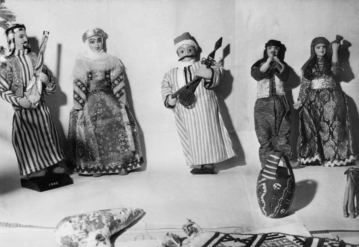 Bilde av en montasje med fem musiserende dukker.
