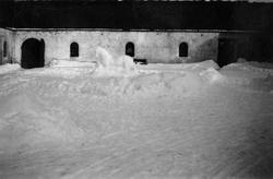 Bilde av en snøskulptur i form av en hest foran grisehuset p