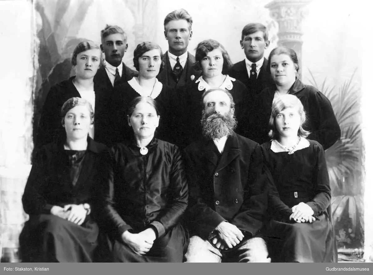 Ola Kjørren (f. 1867) med familie