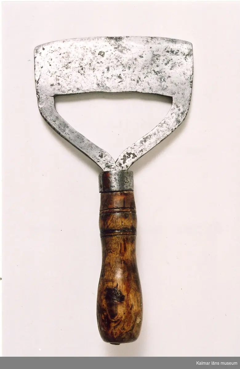 KLM 14068. Hackkniv, av metall och trä. En hackkniv med svarvat handtag med dekorränder.