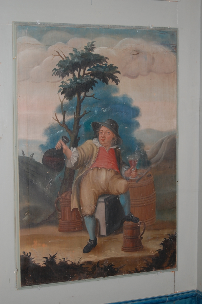 Laftet bygning i to etasjer. Svalgang i begge etasjer på inngangssiden, inntrukket svalgang på nordøstre fasade, der svalgangen ender i en utstikkende "hemmelighet", en utedo. Lukket svalgang i første etasje, delvis åpen svalgang i andre etasje. I svalgangen trapp til andre etasje. Fra svalgangen i første etasje dør inn til stua. Fra stua er det dør inn til et lite kjøkken i nordre hjørne og et kammers i østre hjørne.Stua har malte paneler med bilder med allegoriske motiver, som framstiller sanser og årstider, malt etter trykte forlegg. Disse er malt av Peder Ådnes, og kommer opprinnelig fra Bjellum i Jevnaker. I kammerset er det satt opp to paneler som er framstillinger av gardstunet på Bjellum.