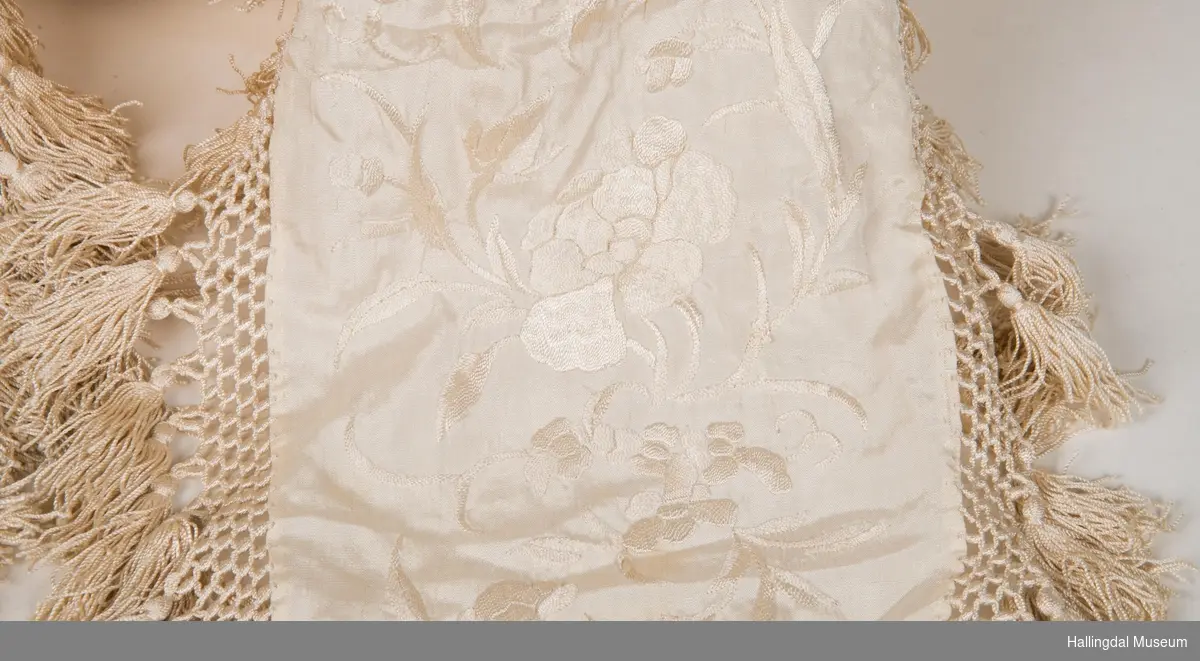 hvitt silkesjal med frynser ca. 1920