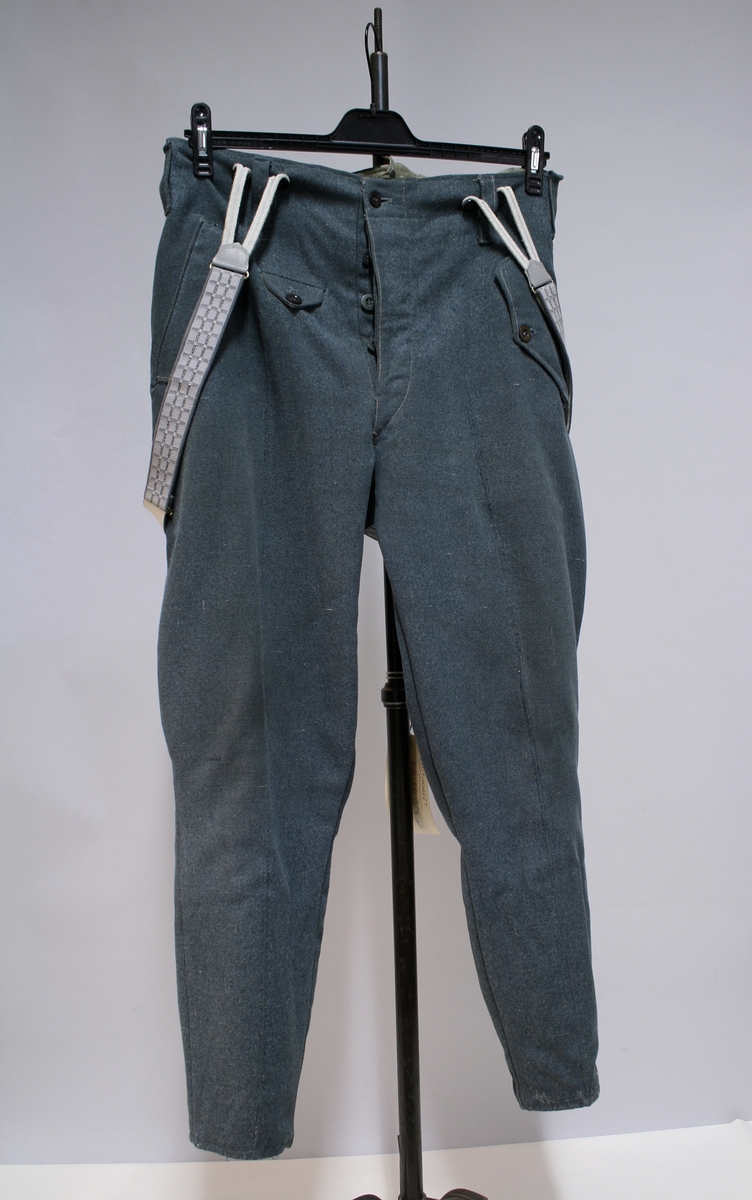 Full uniform med støvler. På brystet har den en pins (Politiets dag 1942), en bånd (Minne-/deltakermedalje 1914-1918) og EK. 2. klasse bånd. Den har også fløyte i brystlommen. 

Skulderdistinksjoner til en oberwachtmeister

I lommen var det stoff lapper og sytråd med nål. 

På beltet har den pistolhylster med Walther PP magasin.