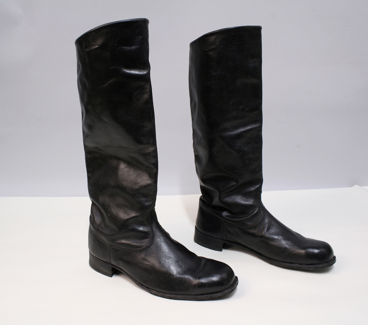 Full uniform med støvler. På brystet har den en pins (Politiets dag 1942), en bånd (Minne-/deltakermedalje 1914-1918) og EK. 2. klasse bånd. Den har også fløyte i brystlommen. 

Skulderdistinksjoner til en oberwachtmeister

I lommen var det stoff lapper og sytråd med nål. 

På beltet har den pistolhylster med Walther PP magasin.