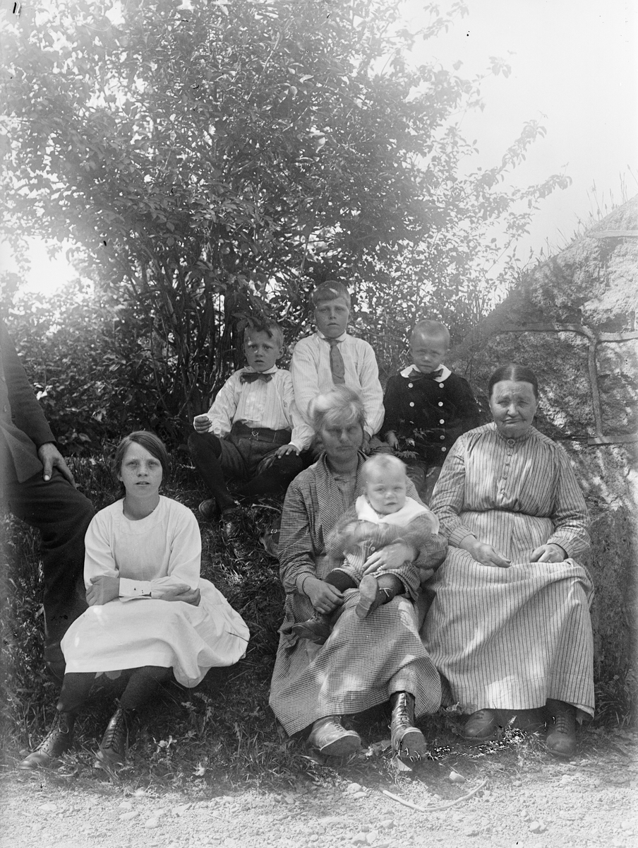"Familjen Karlson", Revelsta anhalt, Fröslunda, Altuna socken, Uppland 1922