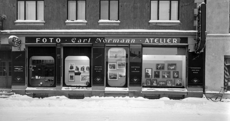 Arkivfoto som viser butikkfasaden av fotograf Normanns butikk i Hamar sentrum.