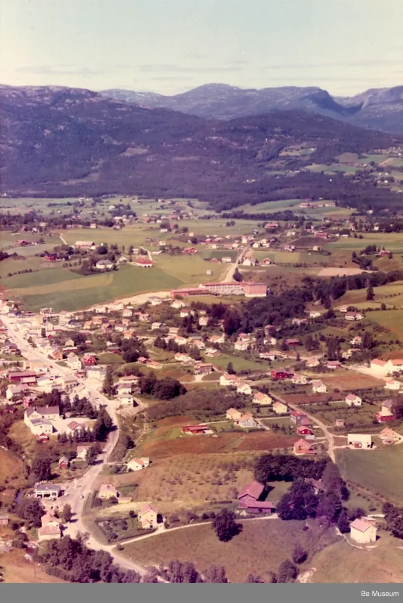 Flyfoto av Bø sentrum