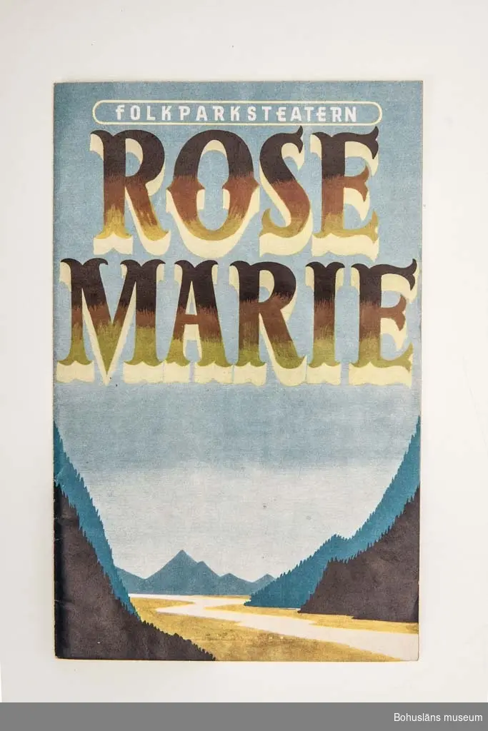 Tryckt teaterprogram, Folkparksteatern "Rose-Marie", 1958 . Flerfärgat omslag och inlaga 20 sidor sv/v med presentation av föreställningen och den aktuella uppsättningen med dess medverkande, ibland med fotografier. Annonser.