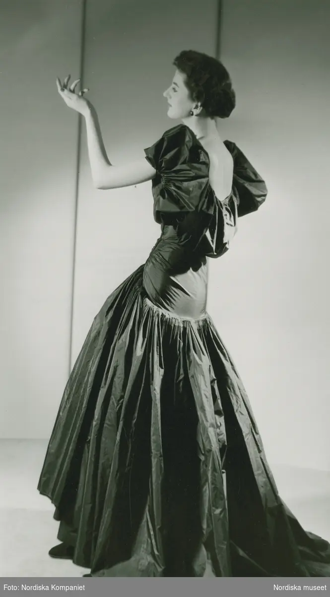 Modell i aftonklänning från Madame Grès.