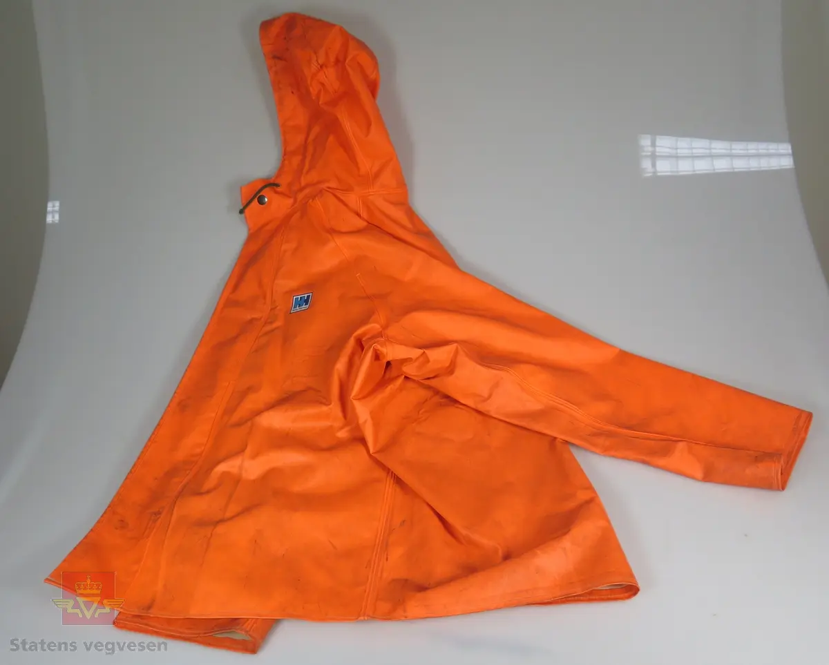 Bukse og jakke, oransje utvendig, hvite innvendig. Buksa er merket NFSM-G-00087 a, jakka er merket med b. Buksa har seler.
Størrelse, bukse 52, jakke 46/48.