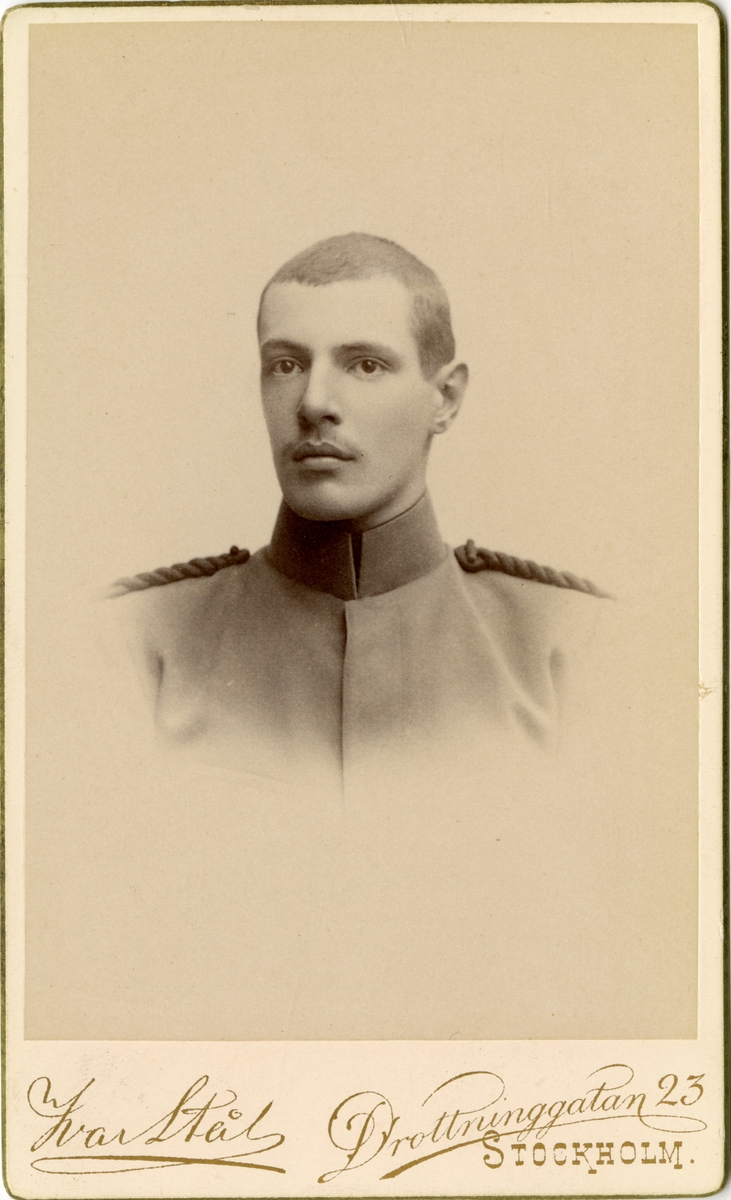 Porträtt av Gustaf Julius Rabe, officer vid Fortifikationen.

Se även bild AMA.000868 och AMA.0009674.