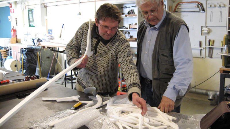 Båtbygger Lars Stålegård og professor emeritus Arne Emil Christensen monterer 3D-printede modell-deler.