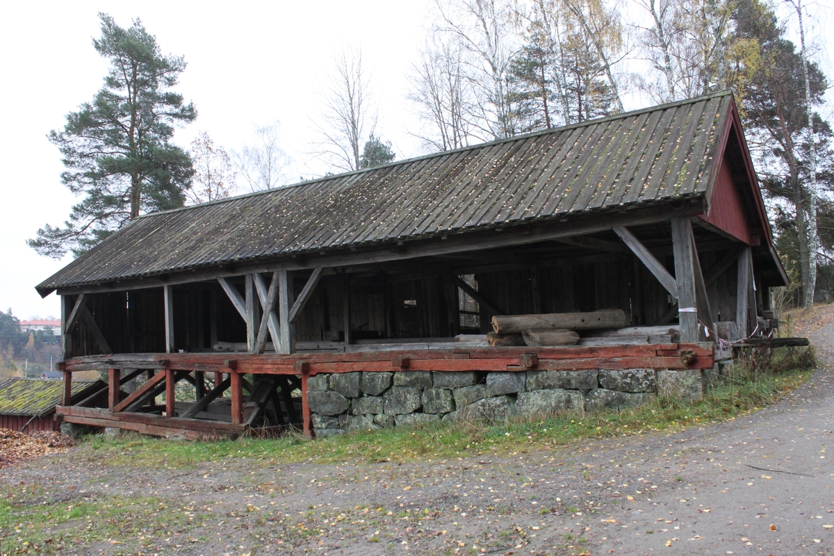 Grund av fältsten under den västra delen av byggnaden, resten av byggnaden står på trästolpar som vilar på enskilda grundstenar. Avlång byggnad i stolpkonstruktion med sadeltak, öppen på två sidor och på två sidor täckt av brädor. Faltak över sadeltaket och skärmtak åt söder av brädor. Golv av plankor, öppet utrymme under golvet. Utrymmet under sadeltaket rymmer en ramsåg med tillhörande utrustning, bl a sågbänk och skenor. I nordöstra hörnet finns ett kontorsutrymme avskärmat med brädor. En pärthyvel finns monterad i utrymmet under golvet.  På den södra långsidan finns vattenränna och vattenhjul. Dessa har aldrig varit i funktion på nuvarande plats. Sågens funktion, se vidare Övrig information.