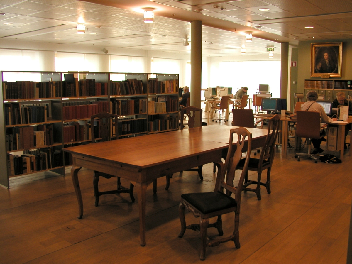 Interiör av Stifts- och landsbiblioteket, forskarsalen.
Arkitekten Johan Nyrén ritade förslaget Vända sida och invigningen var 2000-03-16. Byggnadens rena naturmaterial speglar ett ekologiskt tänkande. Under Arkitekturåret 2001 valdes biblioteket till Linköpings mest populära moderna byggnad.