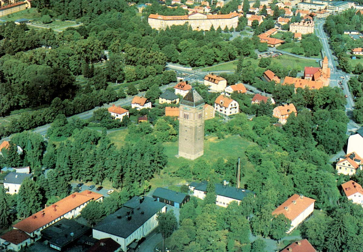 Bildtext på baksidan: Vattentornet i Linköping byggt år 1910. I bakgrunden Folkungaskolan byggt omkring 1915. Vattentornet är numera ombyggt till bostäder.
Vattentornet uppfördes 1909 av arkitekten Axel Brunskog. Byggnaden har beskrivits som ett exempel på monumental, nationalromantiskt präglad arkitektutformning. Den 17 oktober 1910 togs vattentornet i bruk och var sedan i drift fram till 1958. 1988 invigdes tornet för andra gången, denna gång efter det att tornet byggts om till bostäder. Arkitekt: Lars Brunskog. Lars Brunskog lämnade fasaden mot väster och Kaserngatan orörd. Tornet har 14 våningar och inrymmer 10 lägenheter.