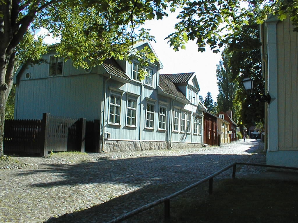 Huitfeltska gården: Den östra delen av gårdens bostadshus uppfördes 1807 av landsfiskalen Karl Henrik Svan (1767-1832), den knuttimrade byggnaden förlängdes i början av 1830-talet av fältläkaren Karl Olov Bånge (1792-1838) och fick så sin släta panel. Byggnaden är ett av få bevarade exemplen på panelarkitektur i Linköping och finns idag i Gamla Linköping. År 1860 köptes gården av regementsläkaren Åke Huitfelt. Efter dottern Evas bortgång köptes huset av Folkets Husföreningen. I gathuset inrymdes en period Östergötlands Folkblads redaktion, ABF:s bibliotek och ett flertal fackföreningsexpeditioner. Det med bostadshuset sammanbyggda stallet med plats för åtta hästar, uppfördes av Bånge. I en anslutande samtida länga finns vedbodar och dass. Byggnaden har tidigare legat på Ågatan 57.