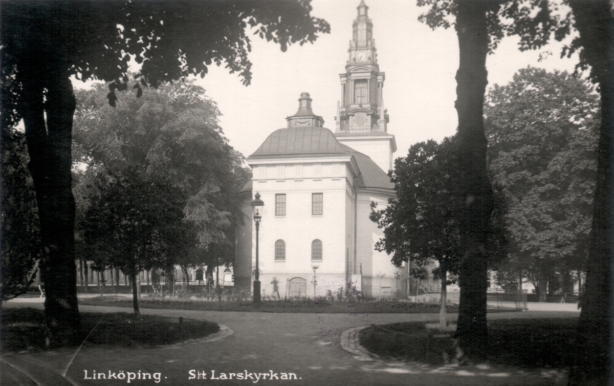 Orig. text:  Linköping. S:t Larskyrkan. 
S:t Larskyrkan sedd mot väster. Före 1907 hade kyrkans torn ett annat utseende.