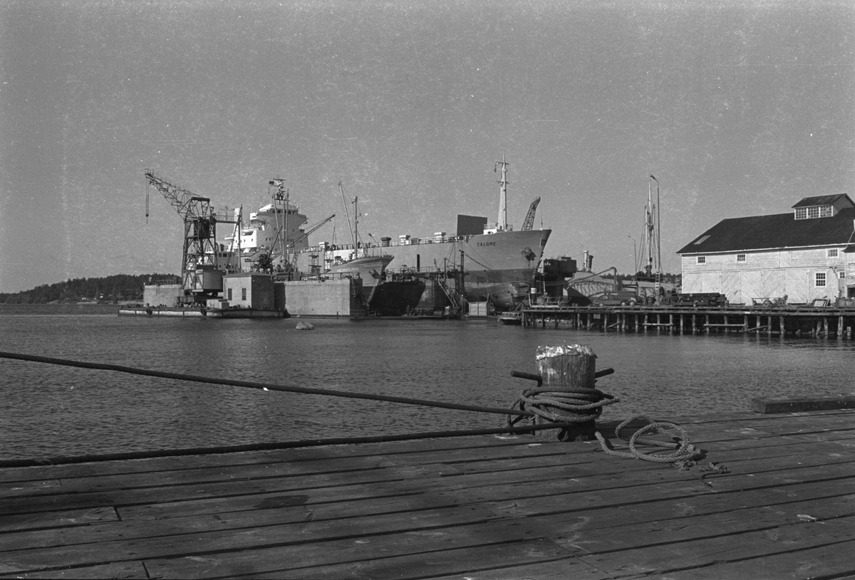 Ekensbergs varv 1970. I lilla dockan närmast lastmotorfartyget HEIMATLAND, därefter i stora dockan lastmotorfartyget SALOME.