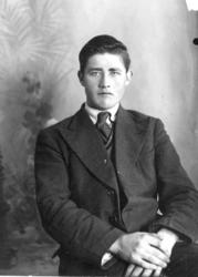 Ola Lien, Bustad (f. 1916)