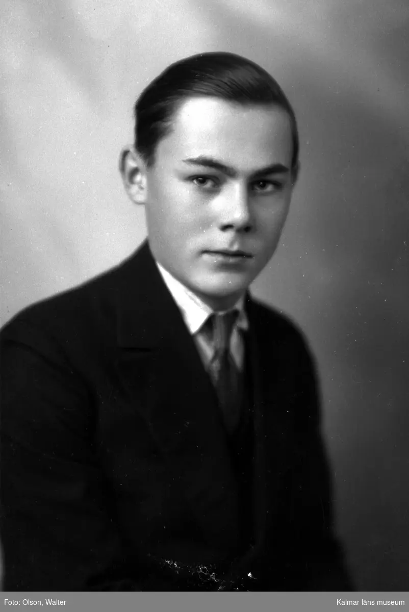 Ateljébild på en man i kavaj. Enligt Walter Olsons journal är bilden beställd av herr Einar Johansson.