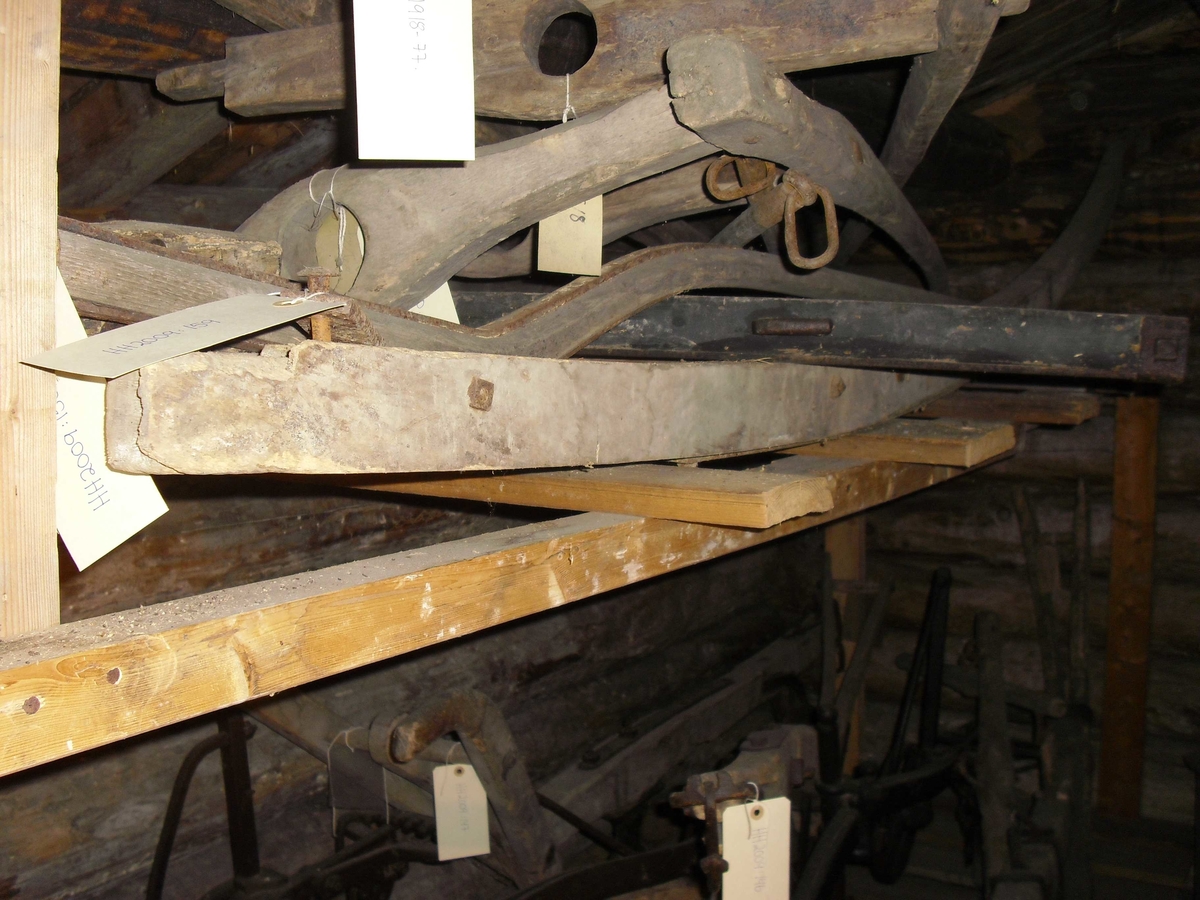 Mye rust, skade i tre. 