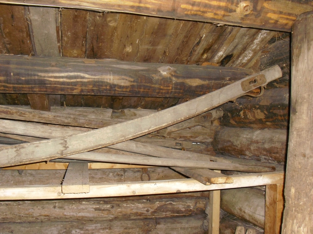 Mye rust, skade i tre. 