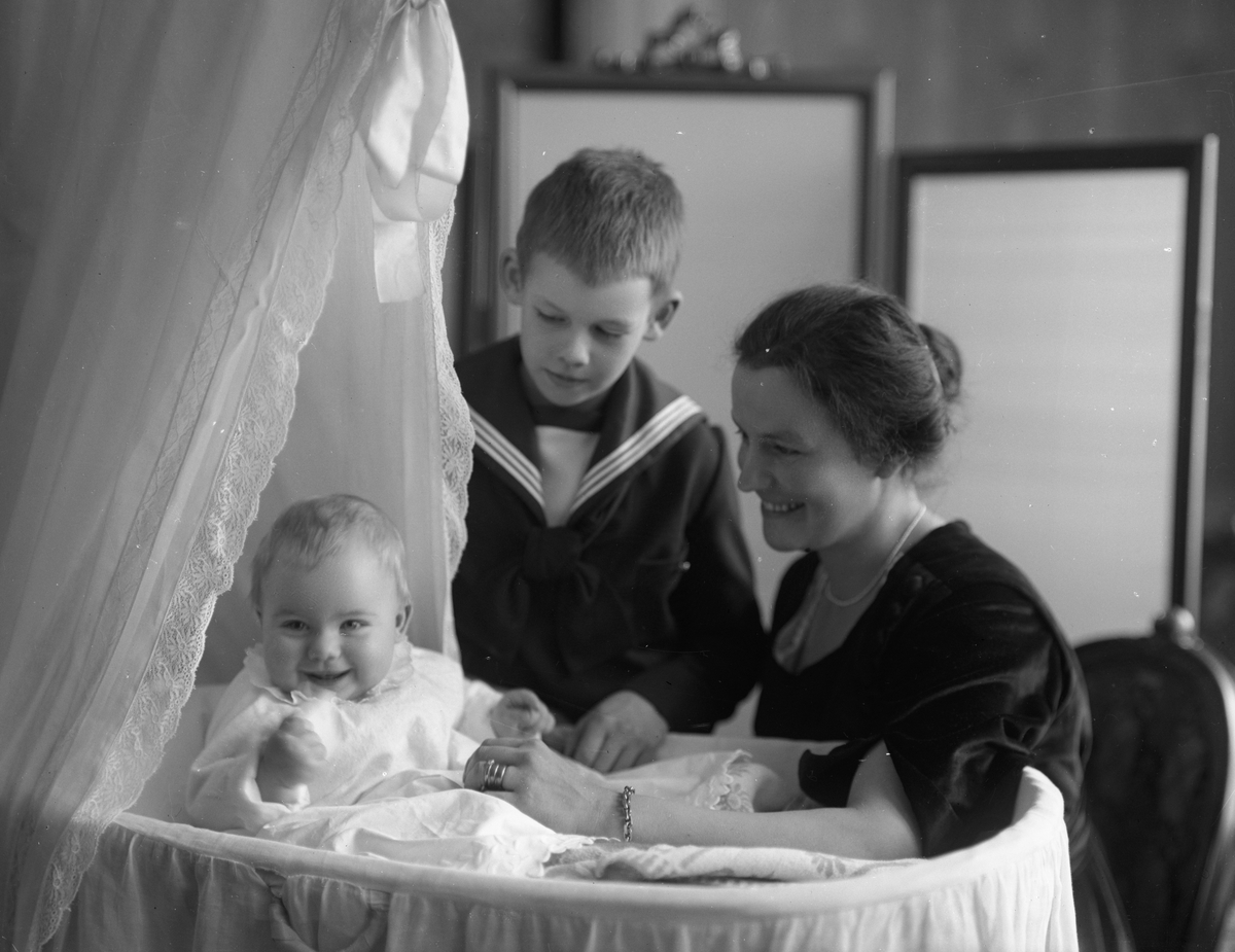 Fru Fogelberg gift med direktör Birger Fogelberg med två av barnen.