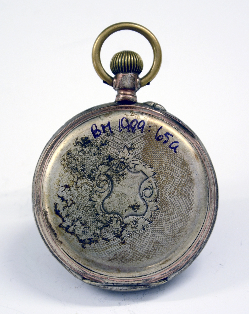 Lommeur, ang. Sveits. Uret trekkes opp ved bøylen. Blant de første standardiserte urene som førte til masseproduksjon.