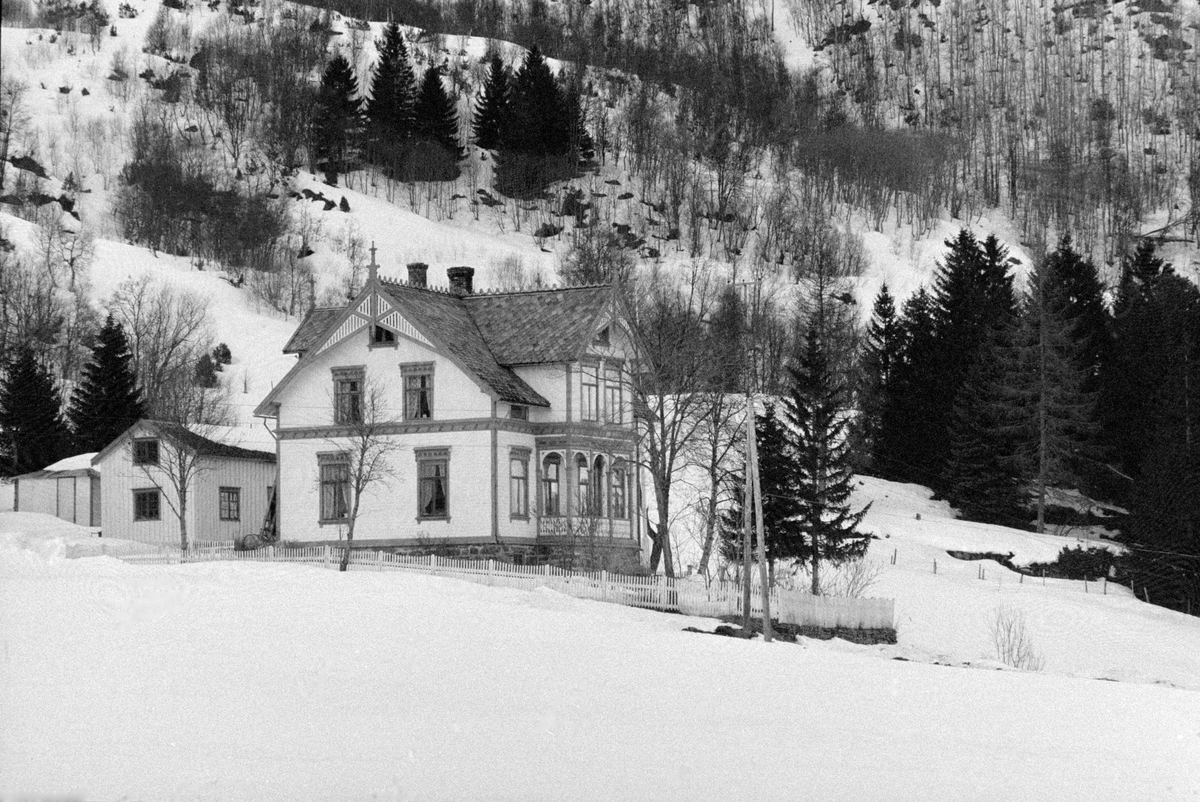 Sveitserhus i vinterlandskap.