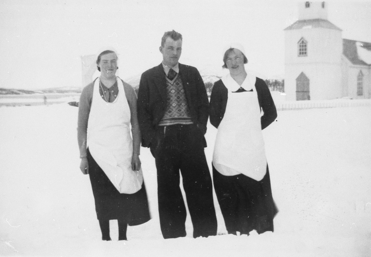 Helga ?, Bjarne Bergli og Kristine Bernhardsen foran Tranøy Kirke