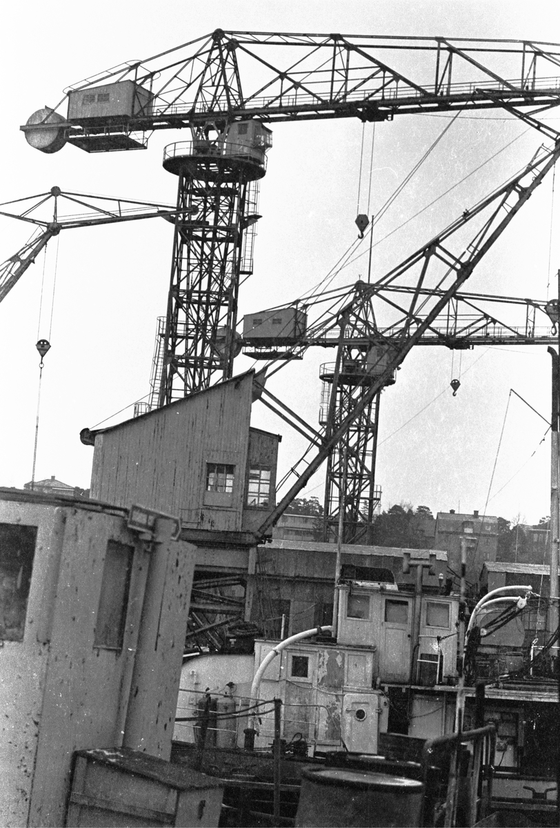Varvskranar på Ekensbergs varv 1970, fartygsöverbyggnader i förgrunden ...