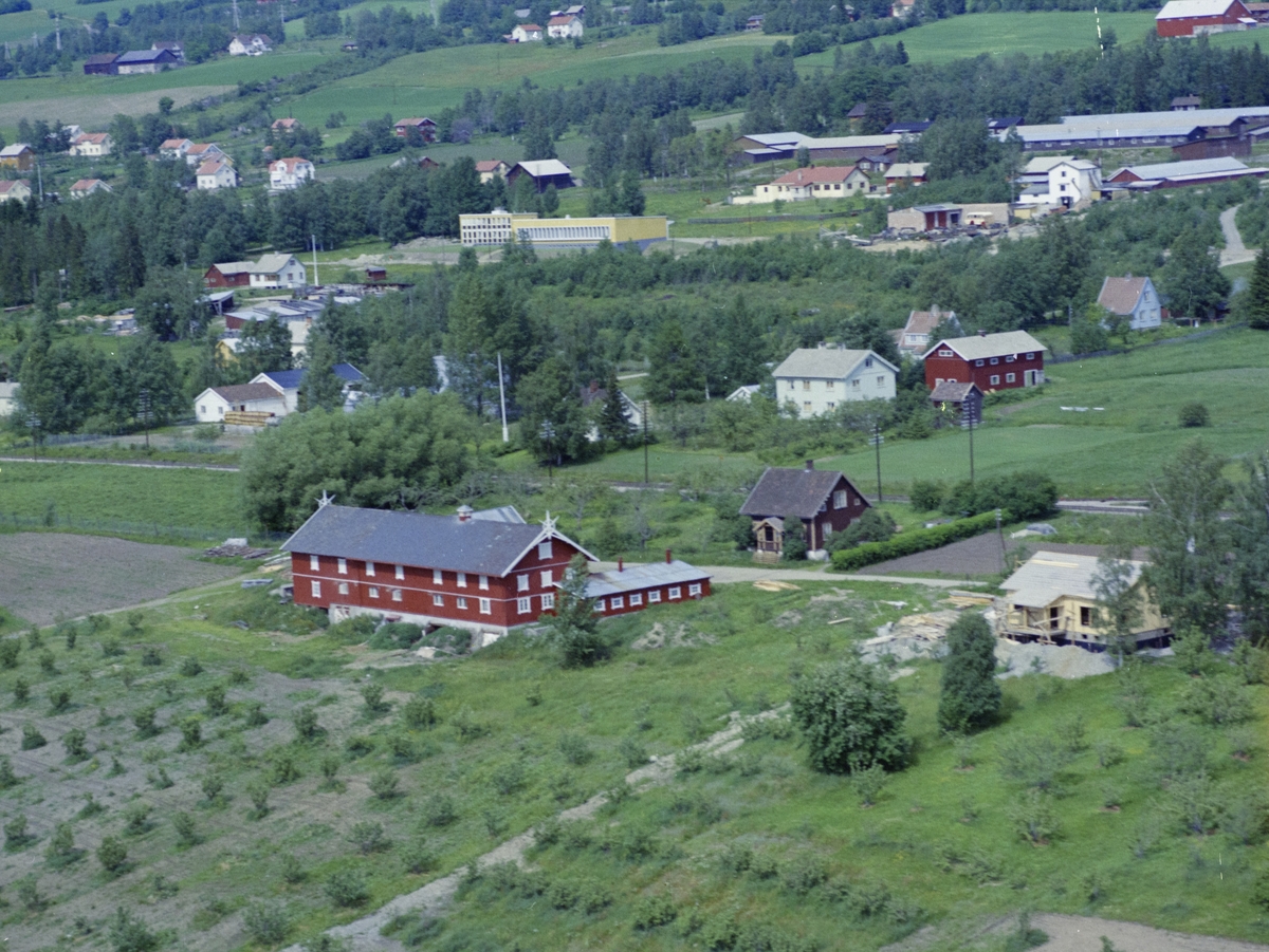 Flyfoto, Lillehammer, Nordre Ål, Svarstadjordet, Sandheim.
Hvit hus med rødt uthus bak er bruket Østeng , også nevnt som Kankerud, Moavegen 38B