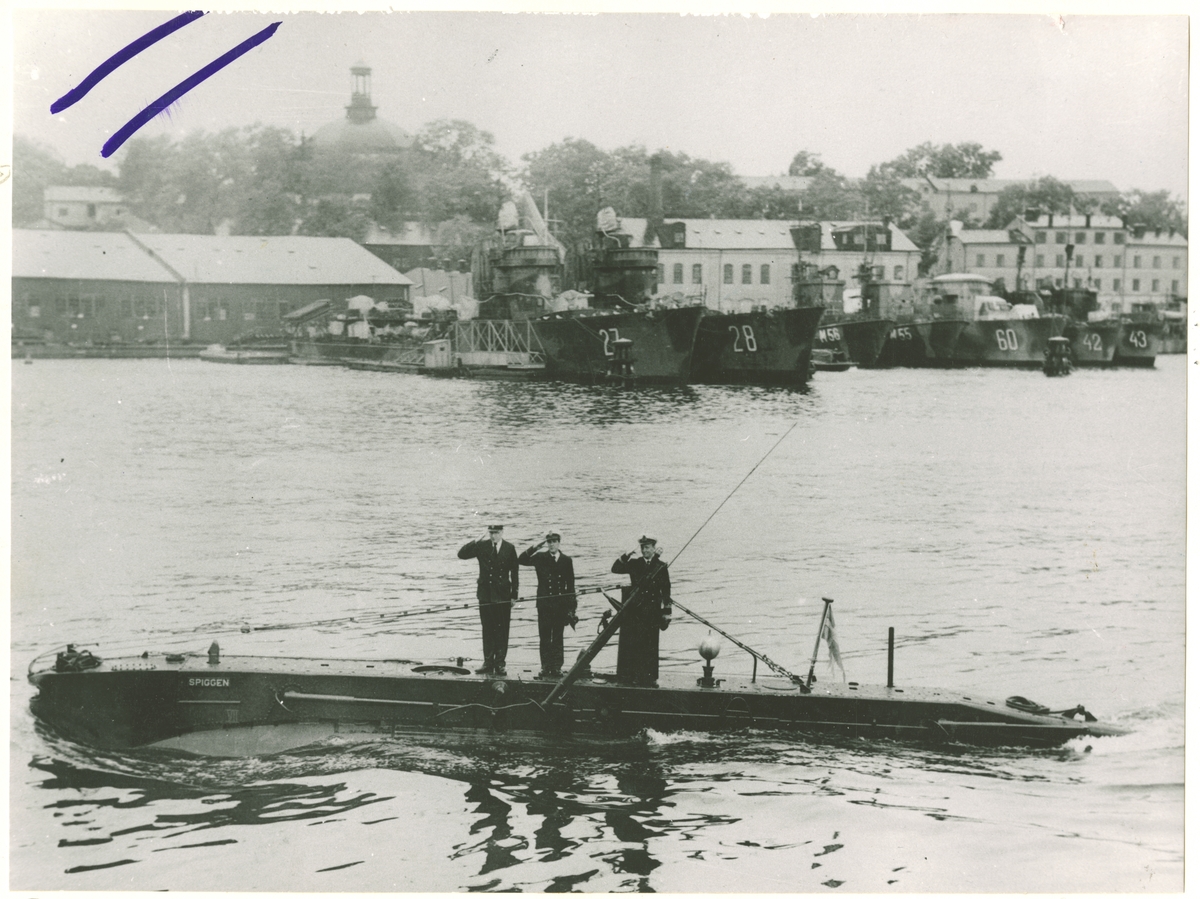 "Dvärg"ubåten Spiggen och dess besättning utanför Skeppsholmen.