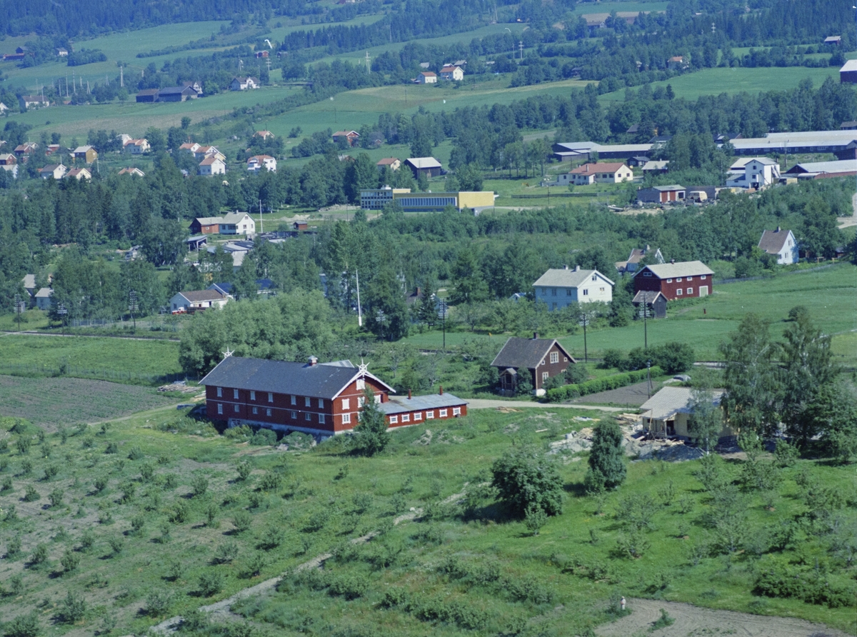 Flyfoto, Lillehammer, Nordre Ål, Svarstadjordet, Sandheim.
Hvit hus med rødt uthus bak er Østeng, også nevnt som Kankerud, Moavegen 38B.