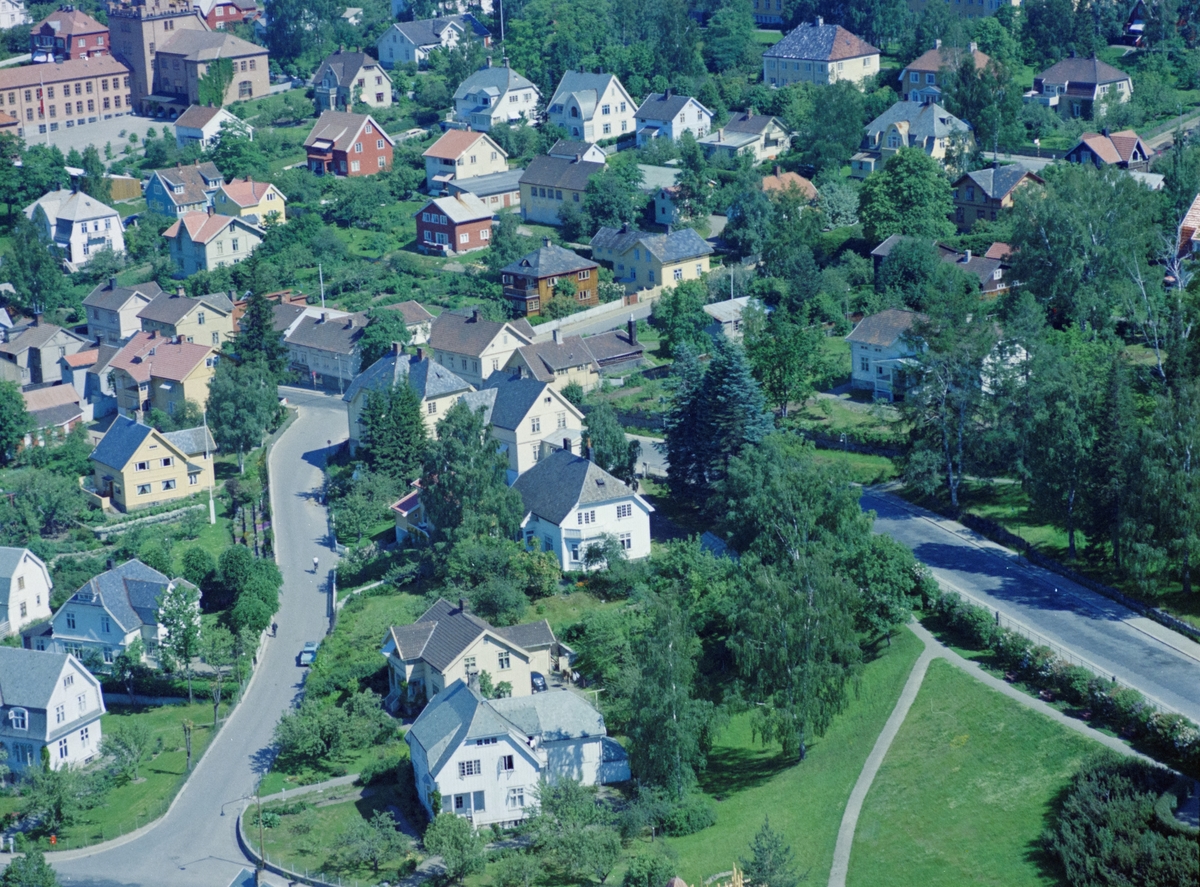Flyfoto, Lillehammer, Storgata i høyre bildekant og Carl Lumholtz gate til venstre, som møter Kirkegaat nederst i venstre hjørne. Det hvite huset nærmest til høyre er Kirkegata 9 og på motsatte side Kirkegata 11