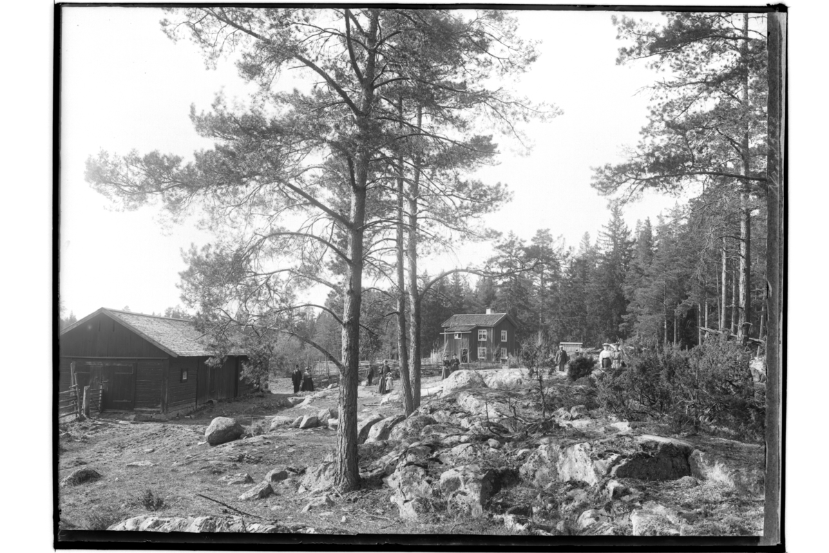 Tvåvånings bostadshus, 10 personer framför huset.
Beställningsnr. AG-108.
 Anders Wester. (Anders Westers hustru gick bort 1903).