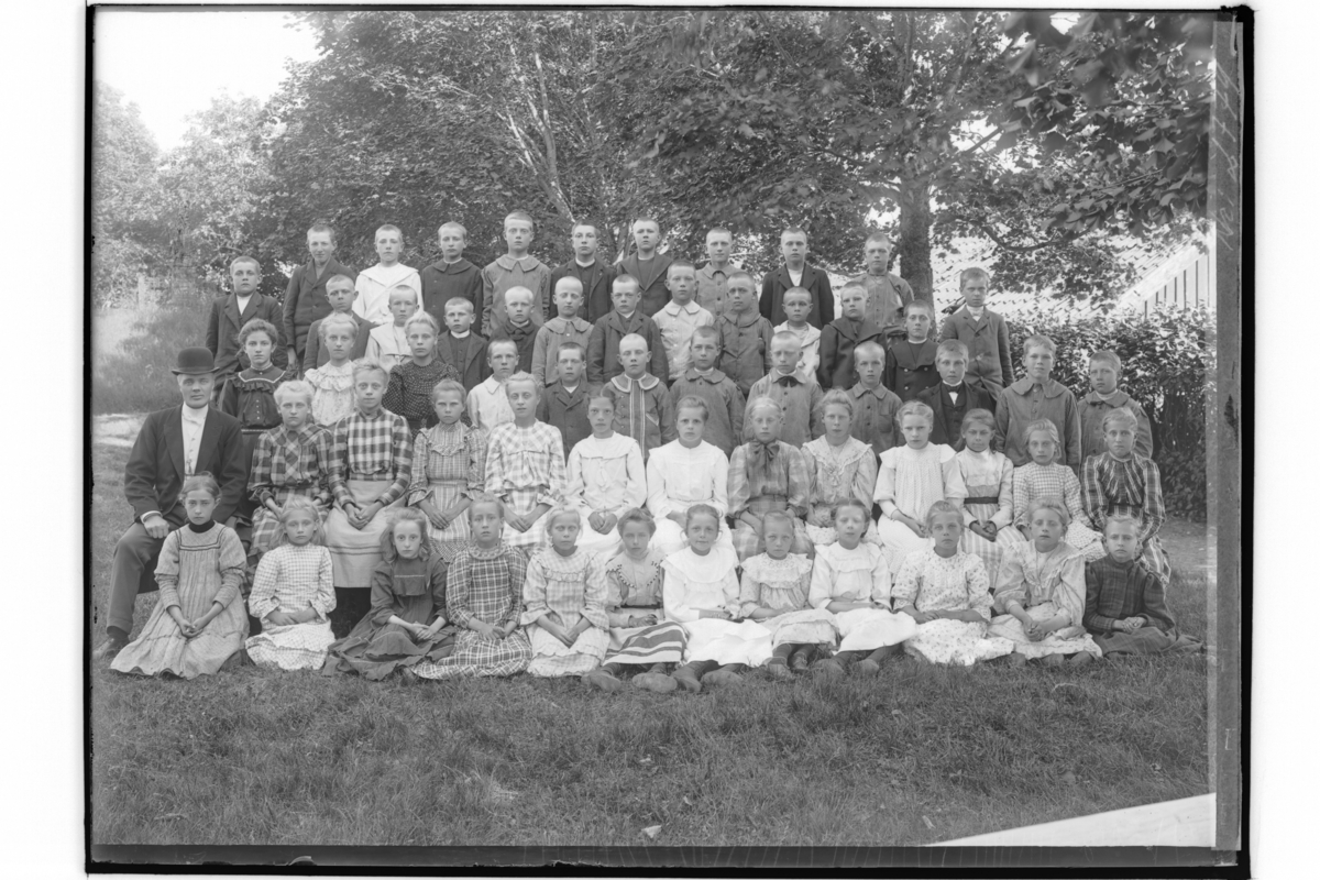Glanshammars skola, 58 skolbarn med lärare.
Magister Gottfrid Pettersson