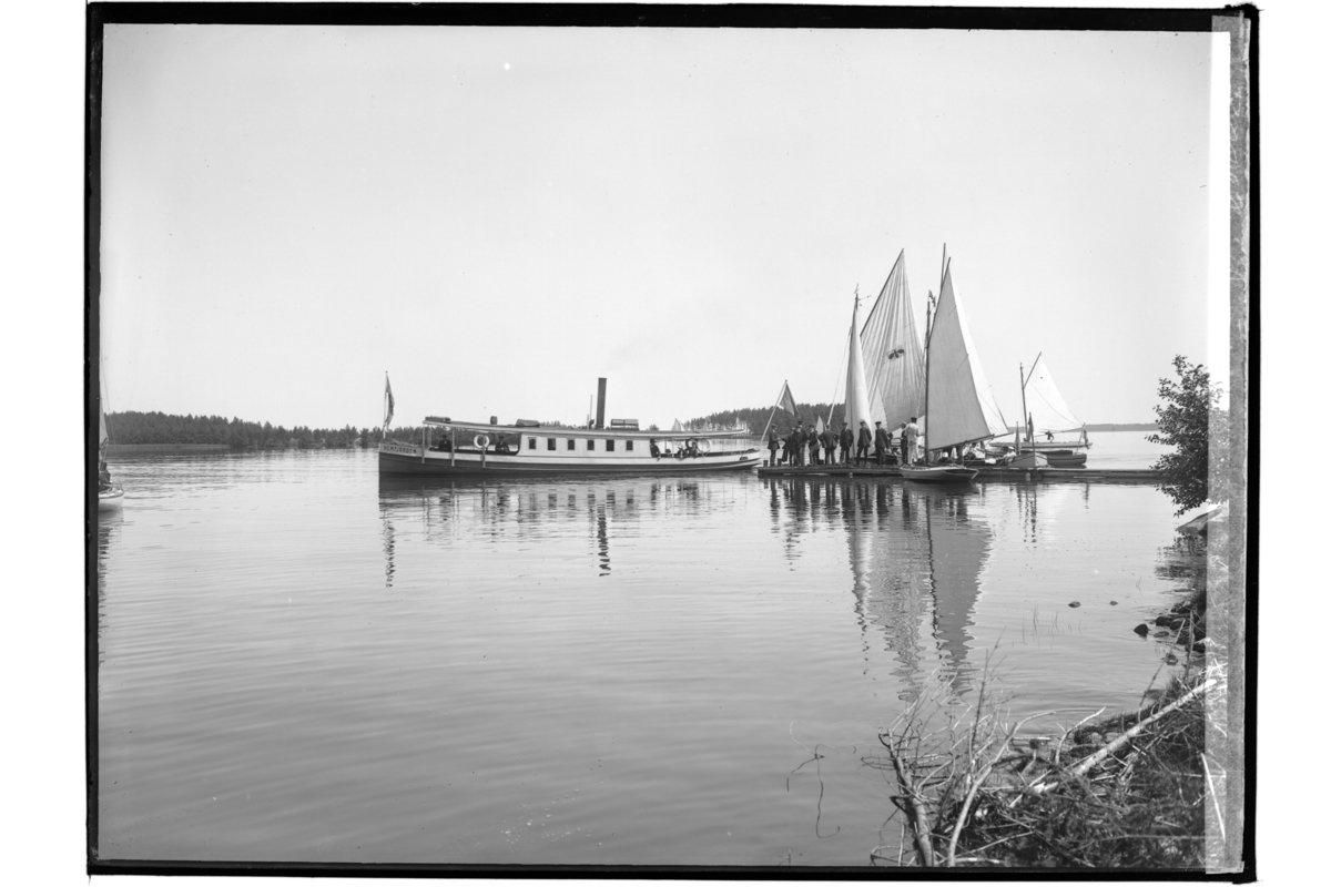 Segelsällskapets första segling i juni 1908 på Hjälmaren.
Ångslupen Hemfjärden vid bryggan.
