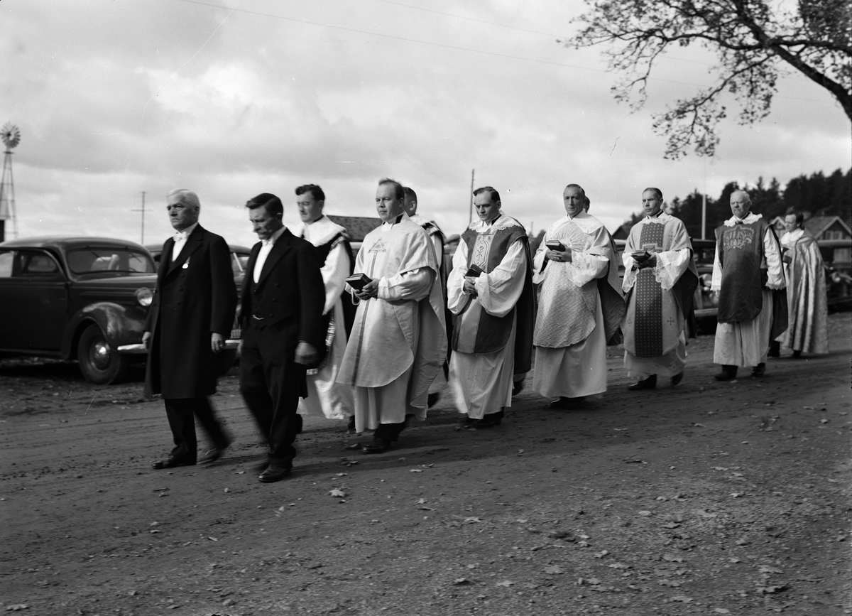 Procession av kyrkvärdar och präster vid Alunda kyrkas återinvigning