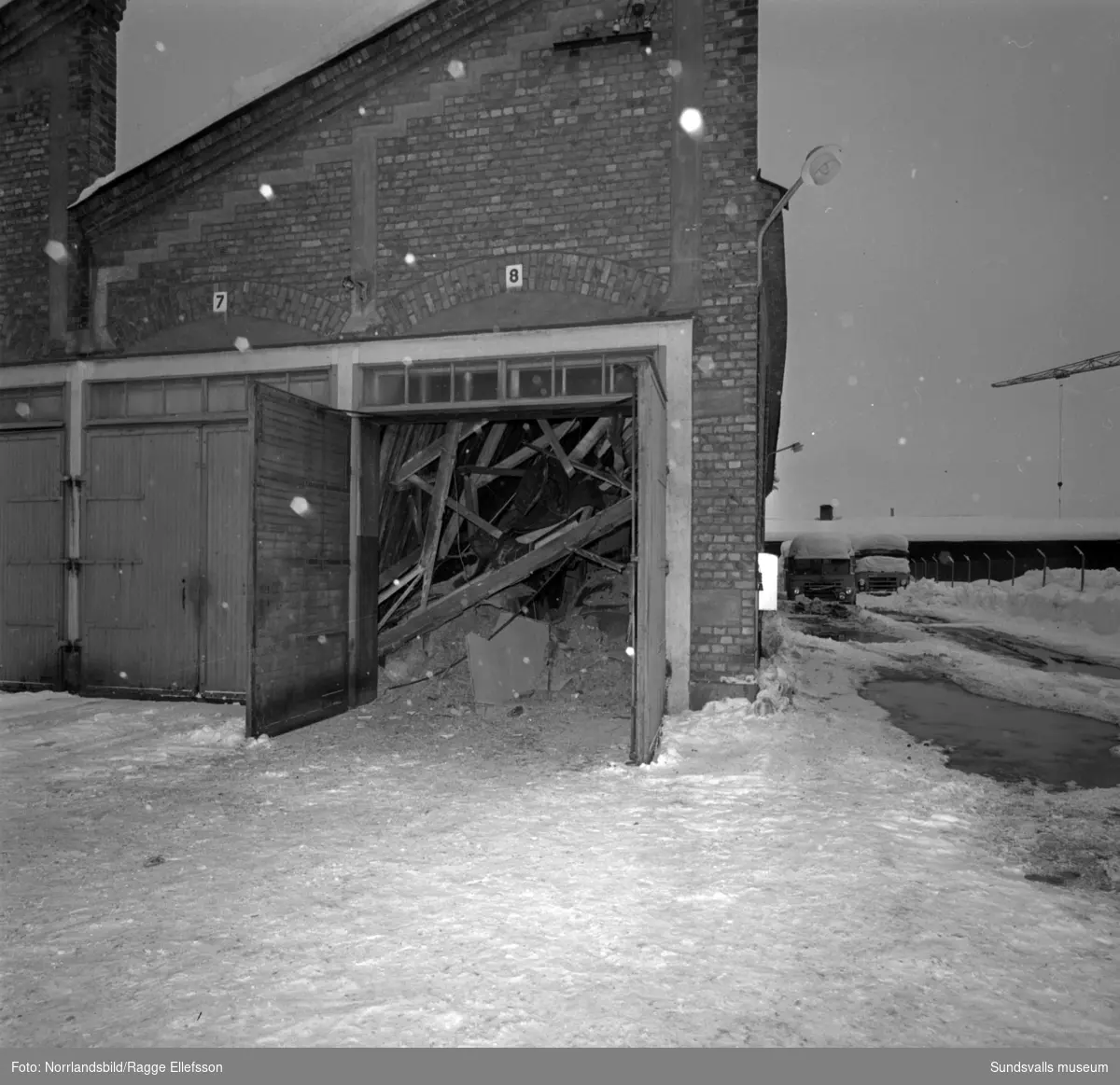 En tidig morgon i slutet av december 1965 blev snömassornas tyngd för mycket för taket på stadens bussgarage vid Landsvägsallén. Lyckligtvis hade de 30-talet bussförarna precis hunnit iväg för att påbörja dagens körningar då taket till de tidigare spårvagnsstallarna rasade samman. Chaufförerna hade dock parkerat sina privata bilar i garaget så de materiella skadorna blev stora. En buss och tre personbilar totalförstördes och ytterligare ett tiotal bilar skadades. Två av garagelängorna fick rivas helt medan de två vänstra finns kvar än i dag (2017).