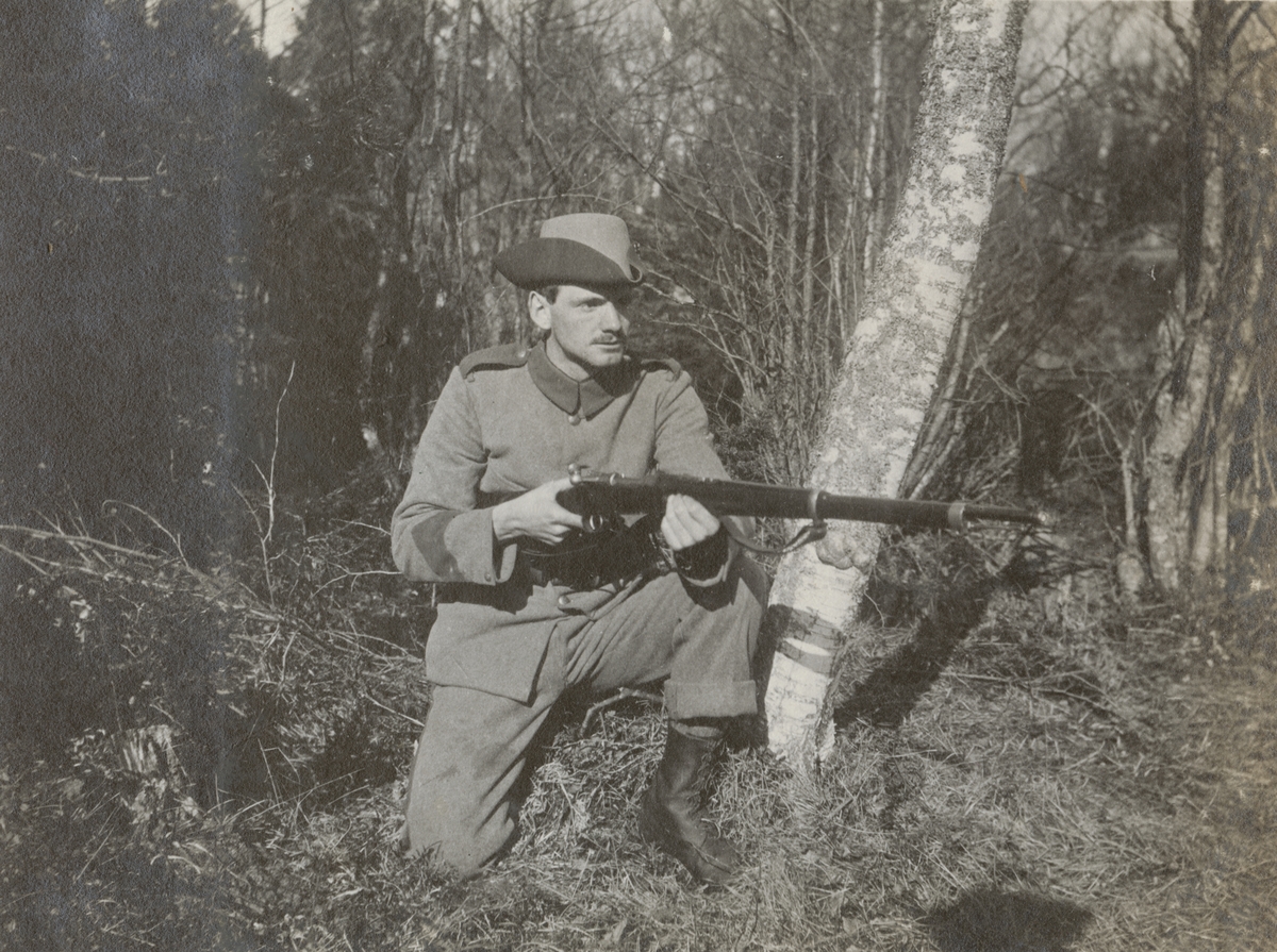 En soldat från Göta livgarde i beredskap med gevär.