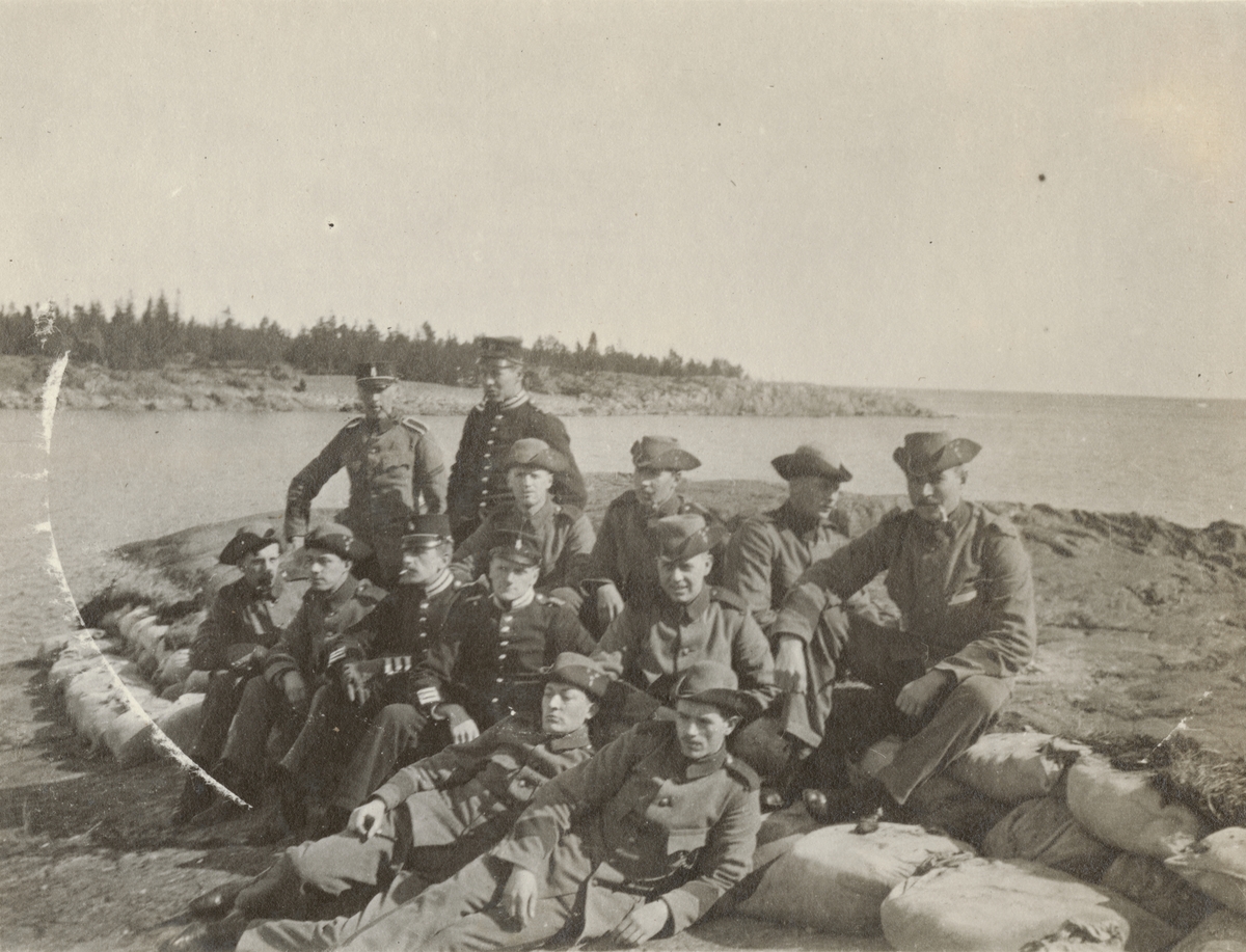 Gruppbild av soldater från Göta livgarde I 2 på stranden.