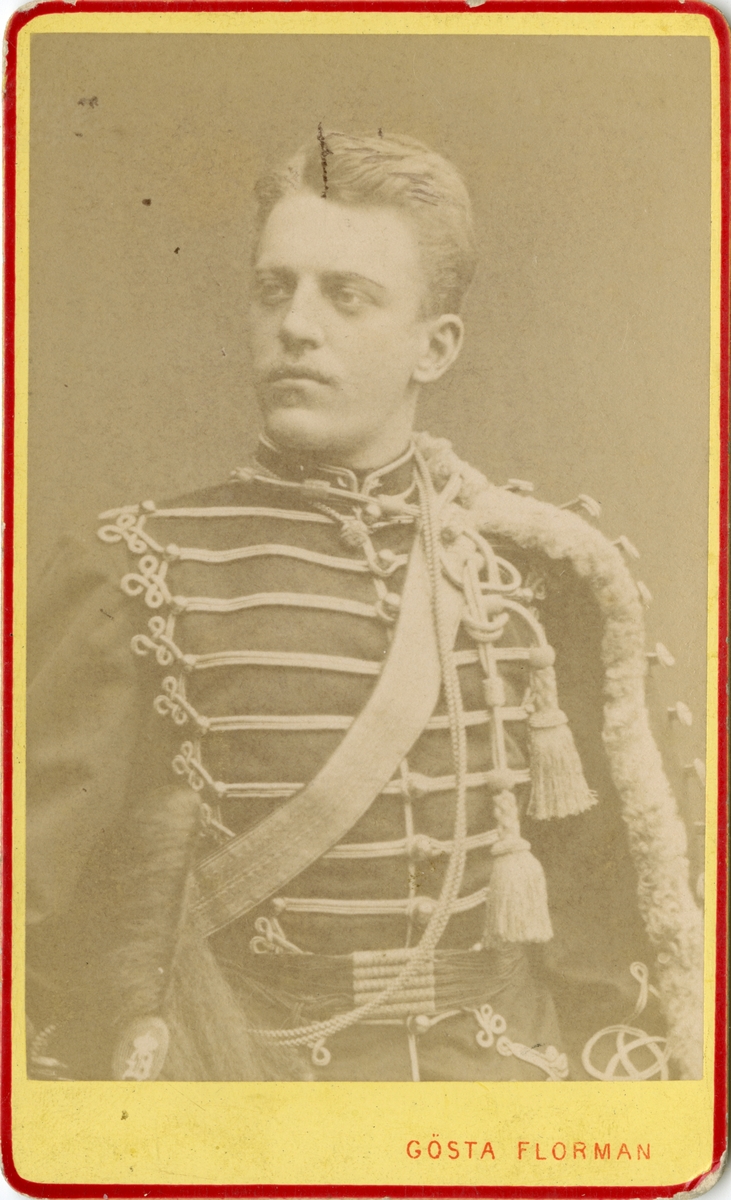 Porträtt av Carl Augustin Ehrensvärd, underlöjtnant vid Skånska husarregementet K 5.

Se även bild AMA.0009699.