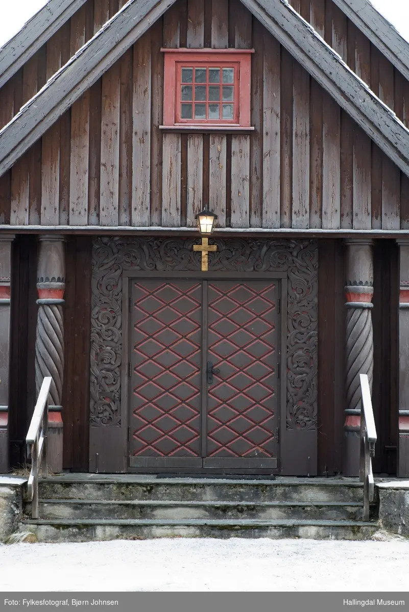 Nes kapell er gravkapellet på Nes kirkegård i Nesbyen i Buskerud fylke. Kapellet er en korskirke som ble oppført i 1953–54. Det er laget som en etterligning av den lokale stavkirken, som ble revet nesten hundre år tidligere.