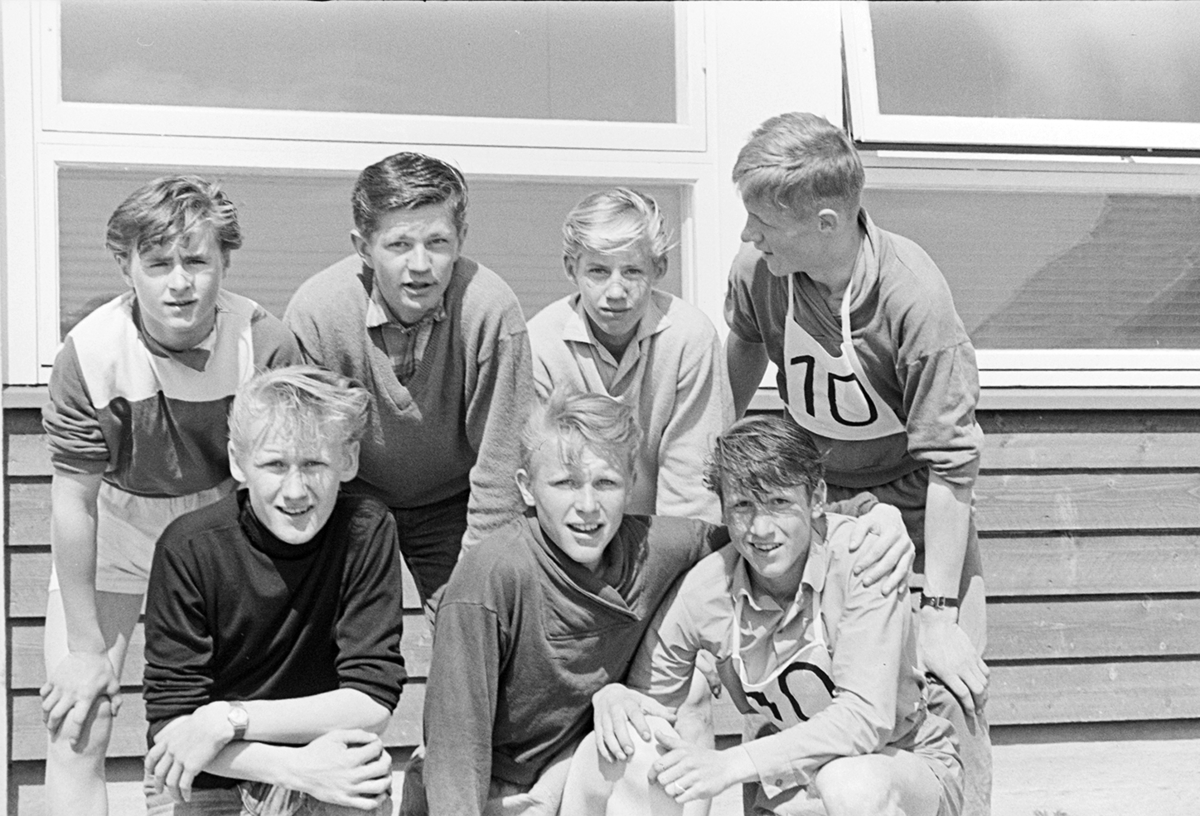 Ener Ungdomsskole, Vang H. Friidrettsdag, stafettlag, 1.rekke ytterst høyre: Willy Kristoffersen, Lars Børresen, ukjent.
2.rekke ytterst høyre: Finn Martinsen. De øvrige ukjente.