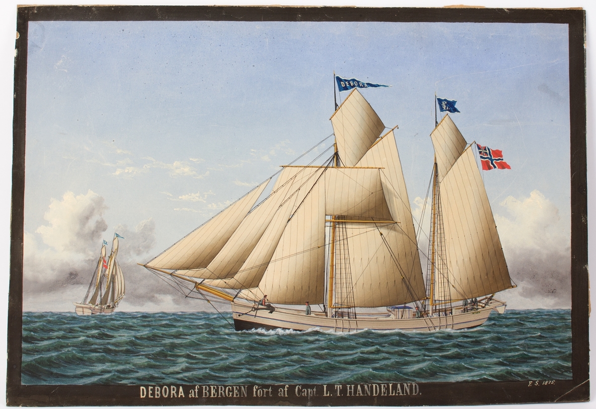 Skipsportrett av galeasen DEBORA i rom sjø med full seilføring. I framre mast vimpel med skipets navn, i aktermasten flagg med LS og norsk flagg med sildesalat.